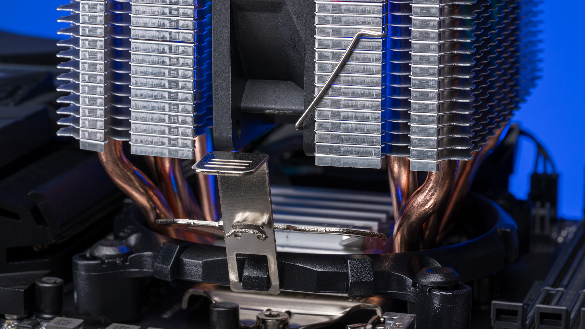 Кулер криво. CPU Cooler Deepcool as500. Кулер для процессора DARKFLASH l6. Кулер для процессора ID-Cooling se-903-SD. Deepcool CPU Cooler радиатор наклонен.